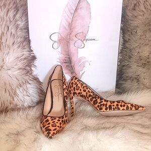 Sleek never worn size 9 Jessica Simpson Leopard Pumps. 🐆
